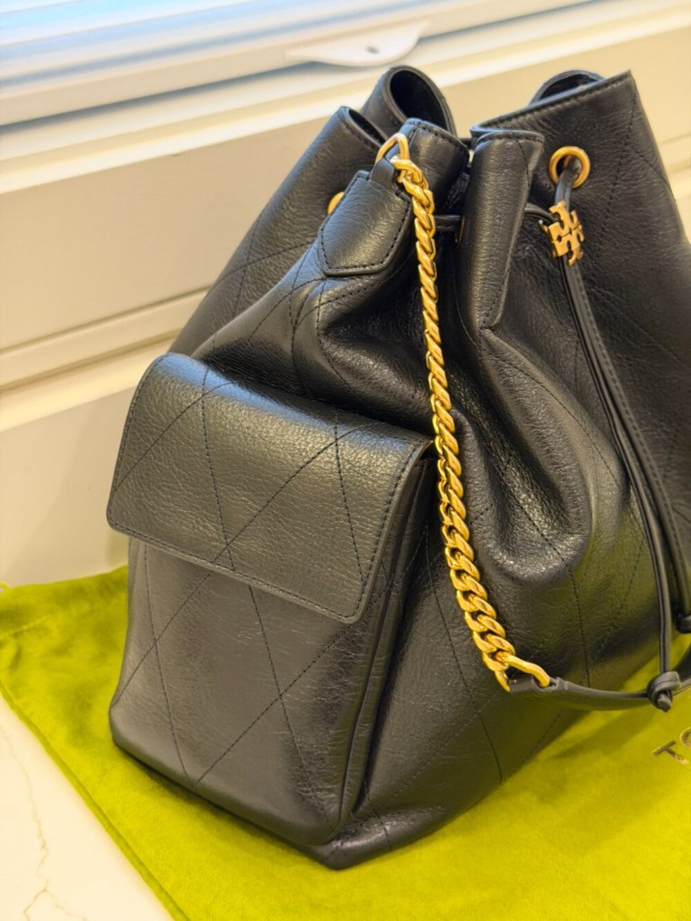 TORY BURCH LARGE CHARLIE QUILTED DRAWSTRING SHOULDER BAG, BLACK - Picture 7 of 15